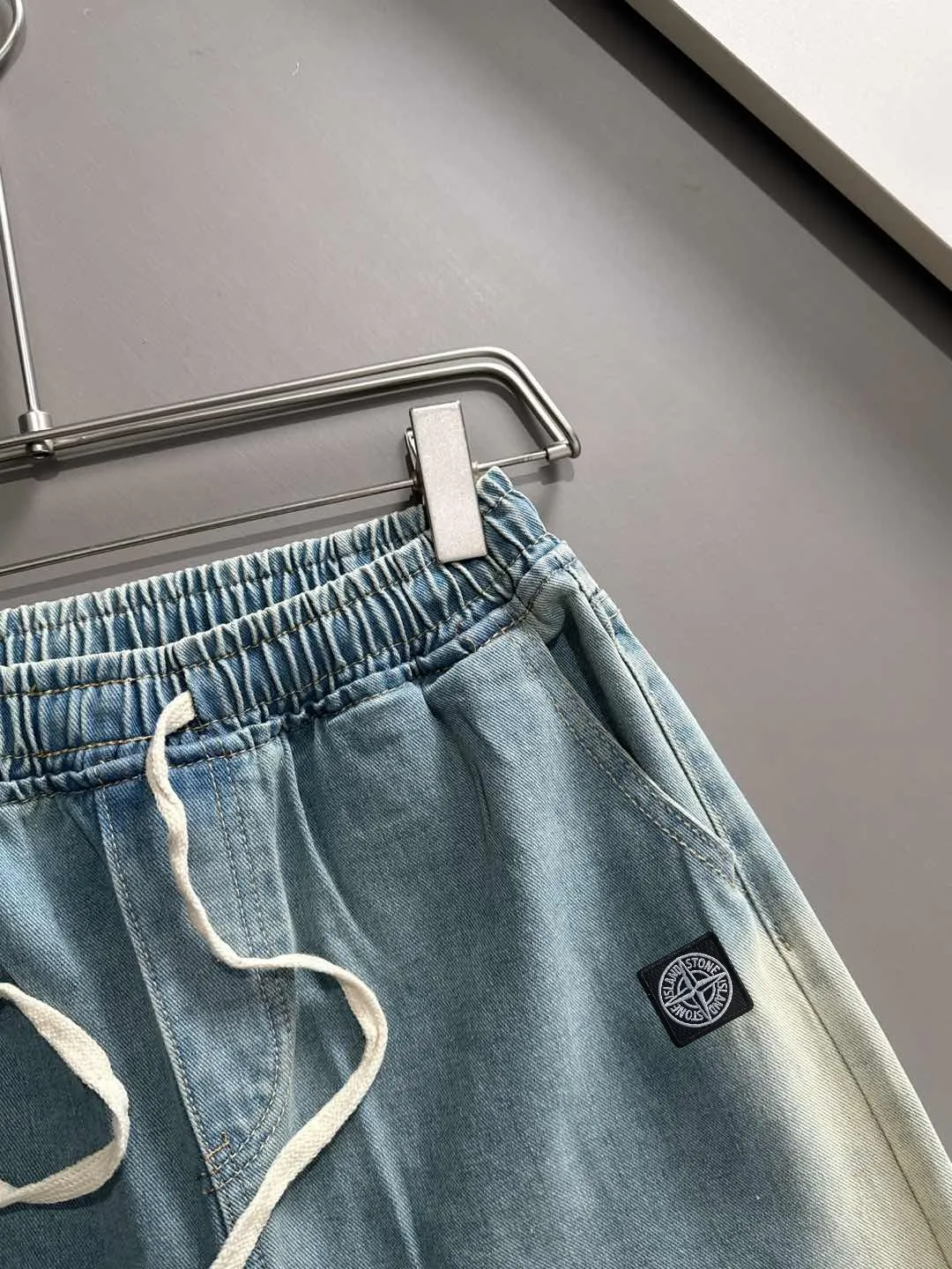 🅿️330 Stone Island 2025 new summer jeans and denim shorts are woven from imported Japanese Denim plain cotton denim fabrics. They are complete with three standards. The top stonewashing process makes the texture reach the old taste of the 1980s. It is soft, delicate, comfortable and breathable. The color has a modern and fashionable vicissitudes. The upper body is versatile and fashionable! Light luxury, a must-have item for daily commuting! Size: S-2XL (please state your height and weight when placing an order)